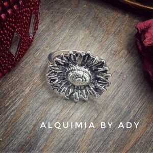 PINKY CHUNKY + Silver Floral Ring